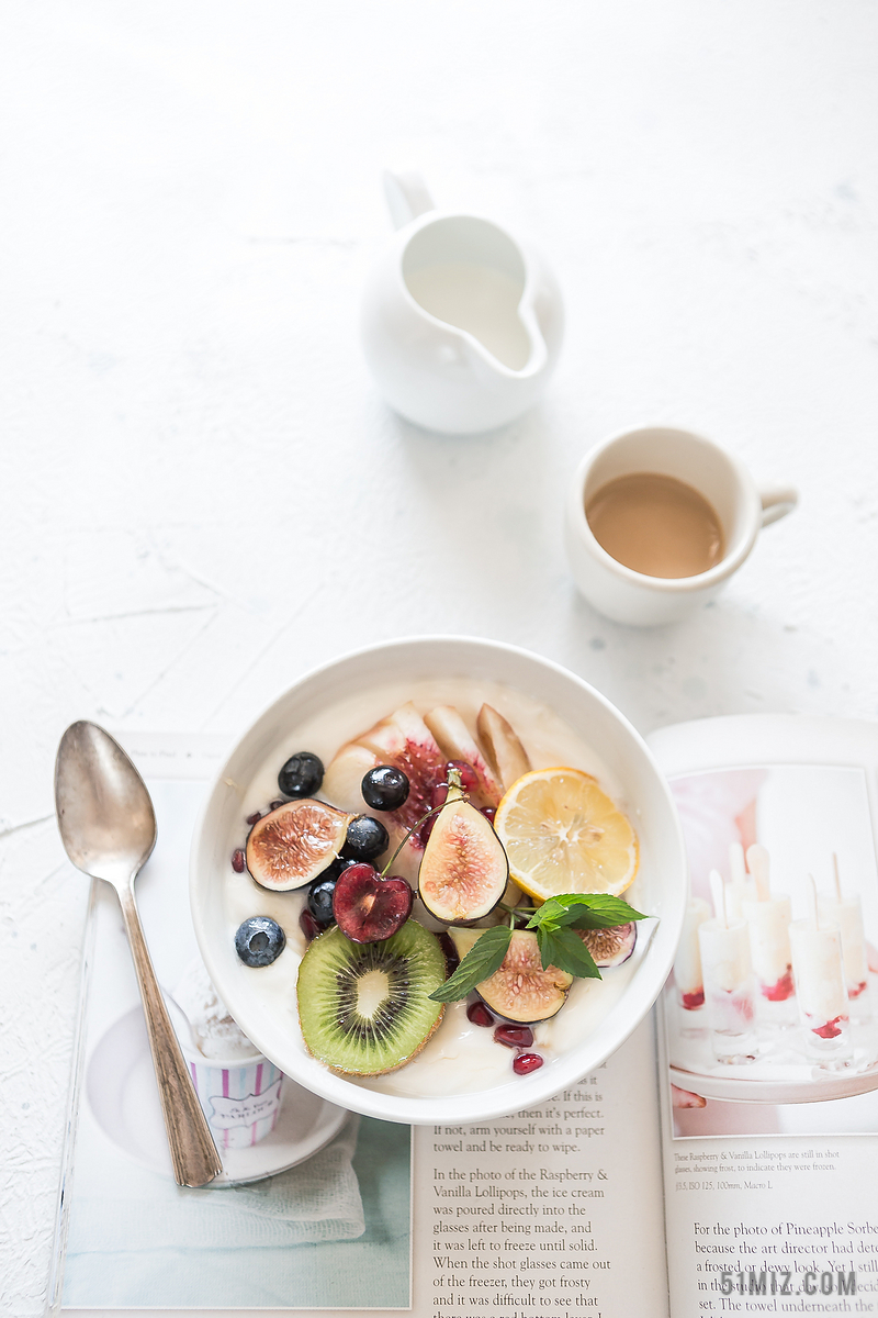 桌子上的水果早餐背景图片