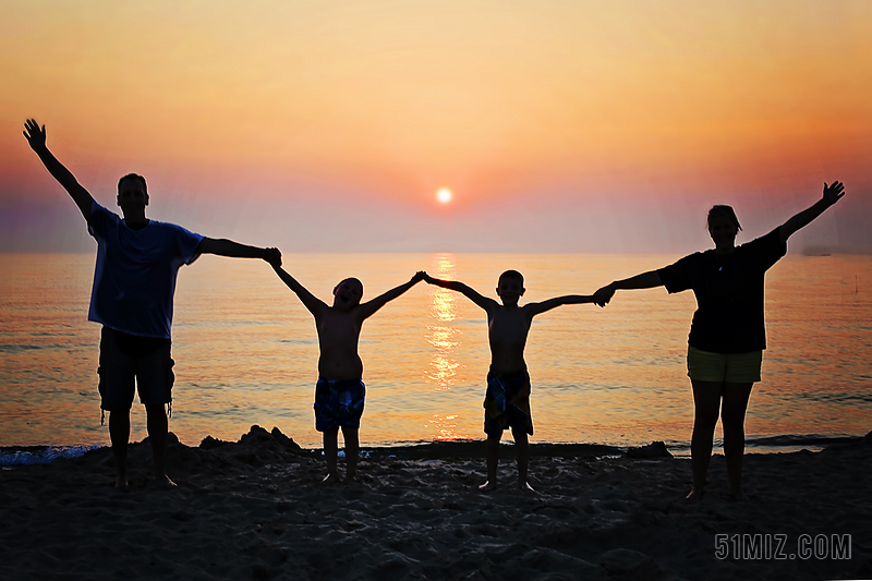 一家人四口海边看日出日落背影幸福家庭图片