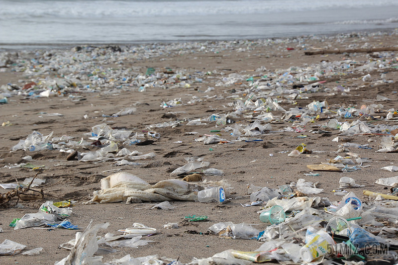 广告清新户外海滩废弃的垃圾堆污染环境背景图片免费