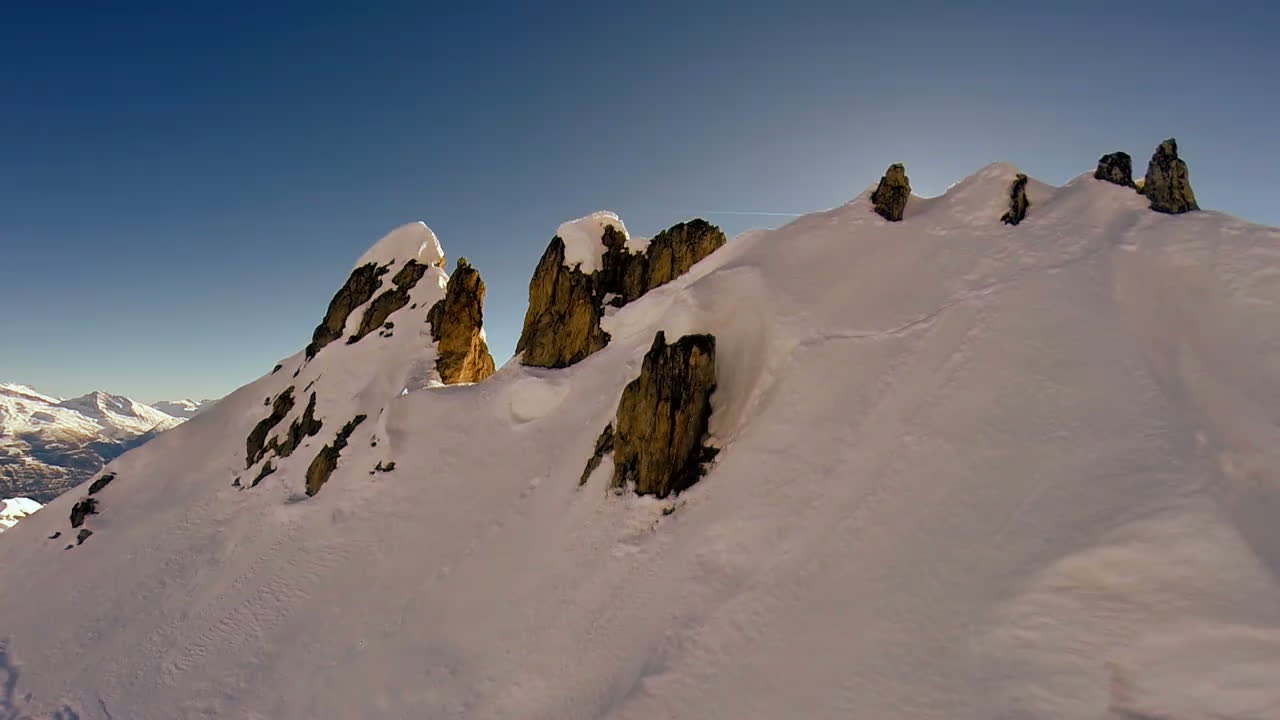 飞越雪山山顶鸟瞰