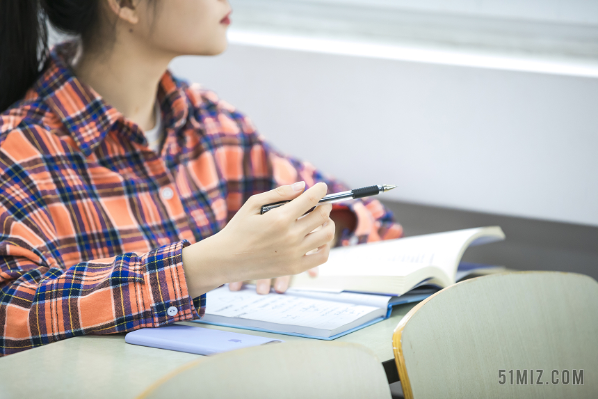 校园大学生教室上课读书图片