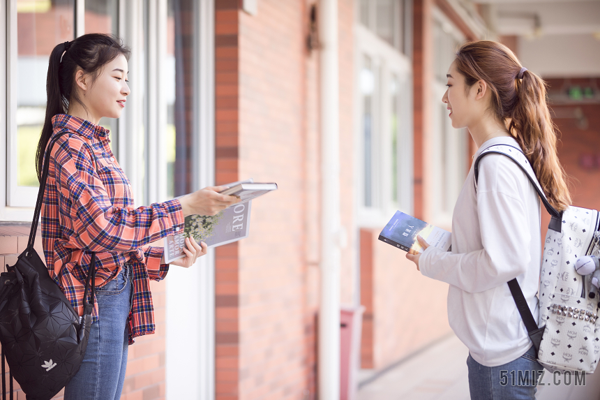 大学生学习图片