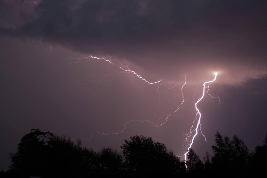 閃光 雷暴 夏天雷雨 閃電閃光 閃電緯 天空 夜 夜間雷陣雨