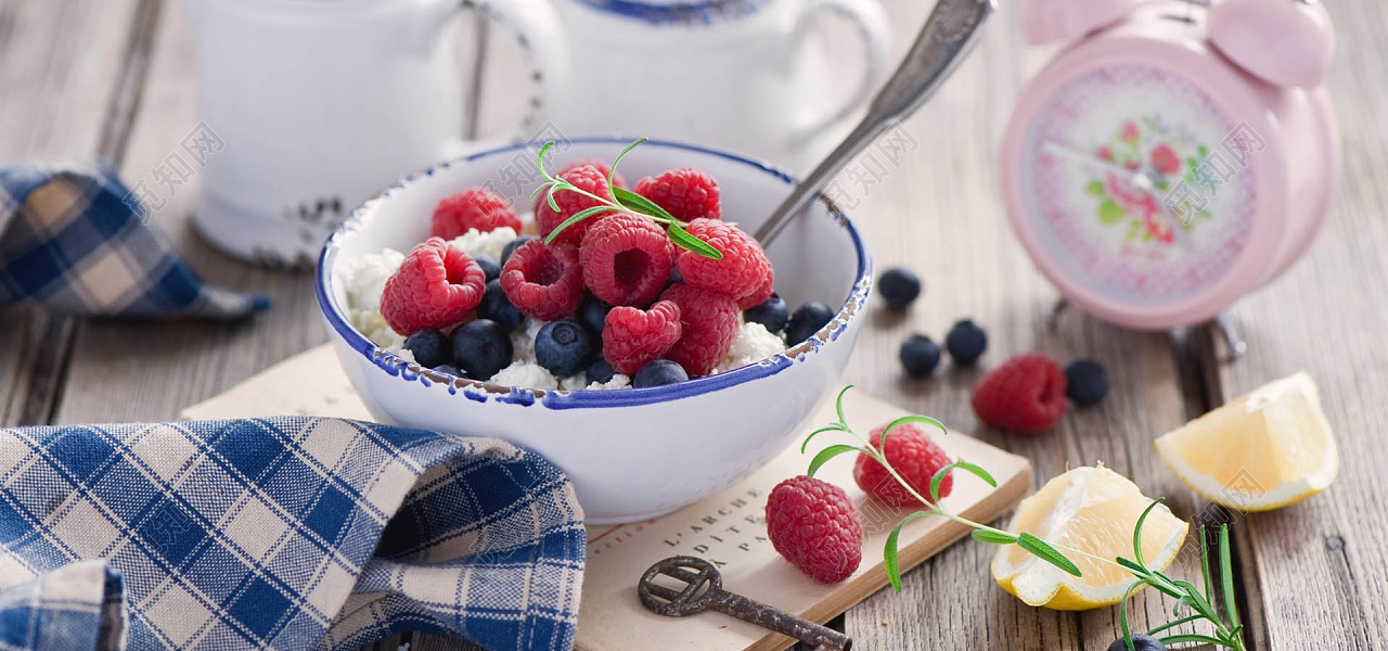 简约木质木板新鲜水果美食覆盆子蓝莓树莓背景图免费下载 觅知网
