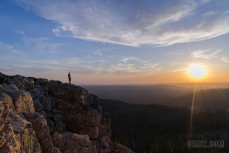 旅游唯美山上观看日出的登山者背景图片