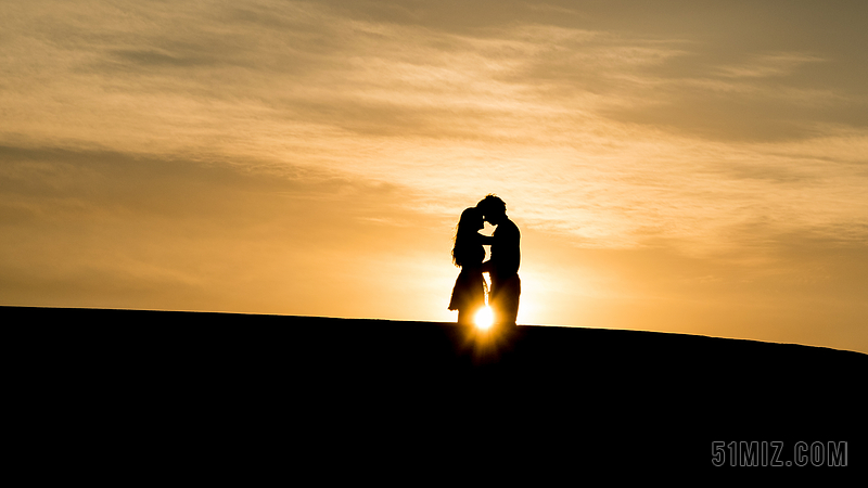 黄色广告唯美情侣在夕阳拥抱户外背景图片