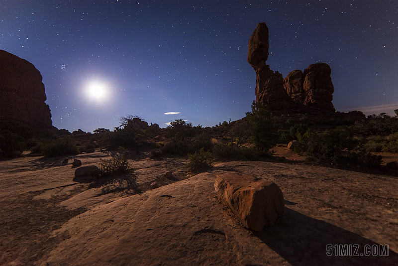 夜晚星海星空自然景观沙漠岩石背景图片