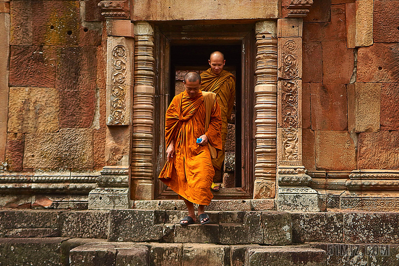 黄色人物神秘寺庙里面走出来的僧侣寺庙和尚僧侣背景图片