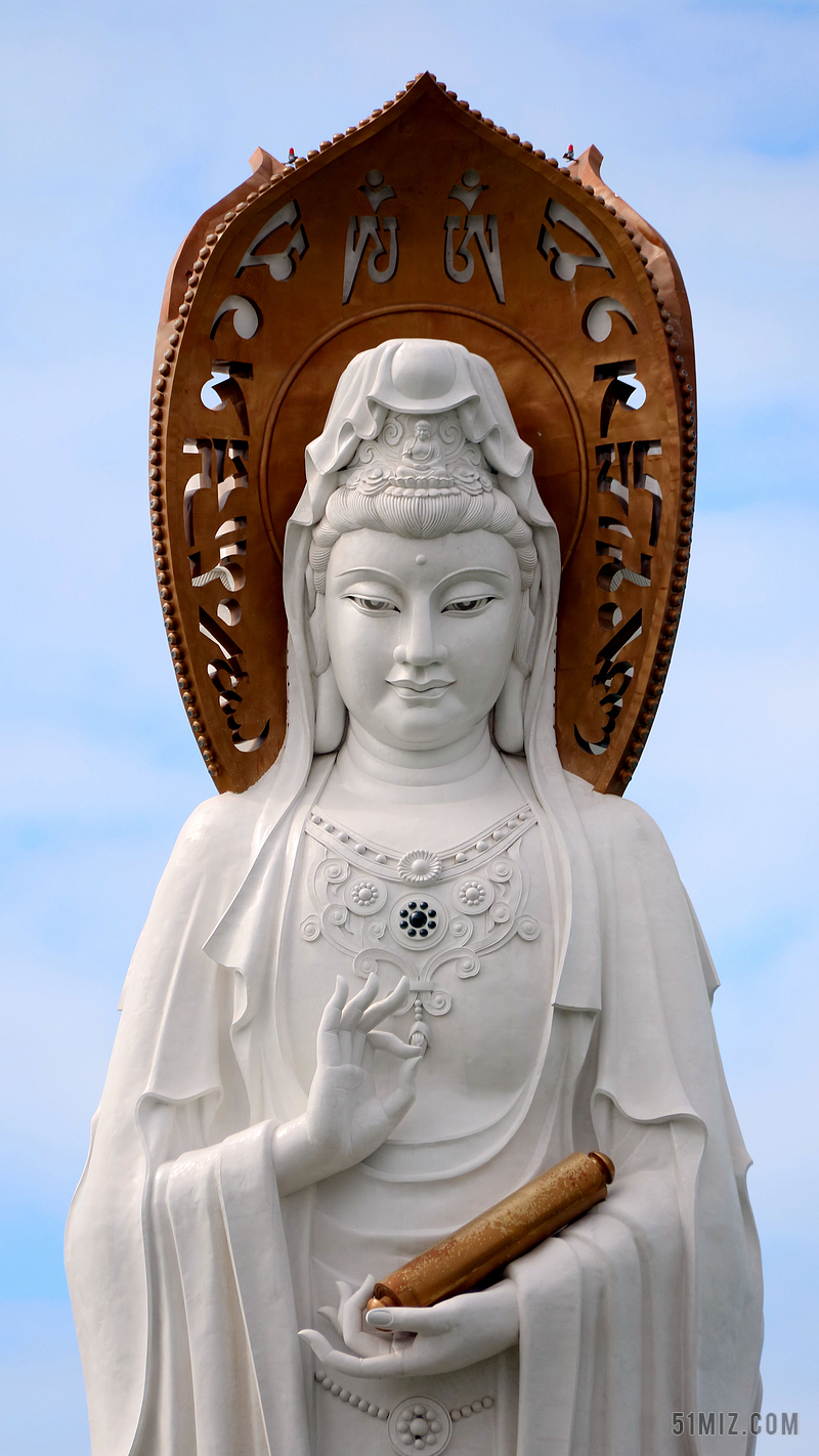 白黄神像经典蓝天下的观音神像宗教信仰神像背景图片