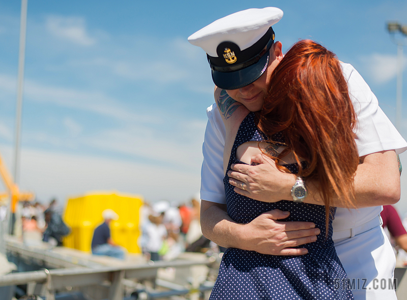 人物有爱相互拥抱的男女情侣爱情海军背景图片
