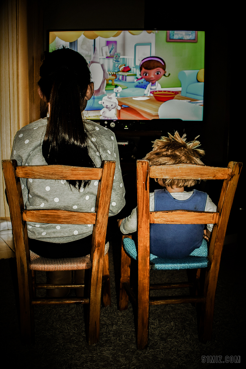 人物安静正在看电视的孩子们儿童摄影看电视背景图片