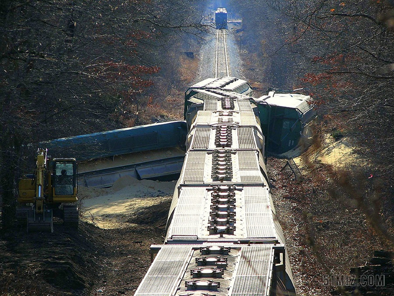 交通事故災難火車出軌相撞鐵路廢墟背景圖片