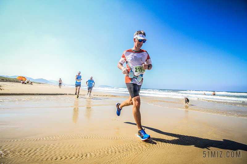 蓝色竞赛运动员体育铁人三项大海海滩跑步太阳伞暴晒背景图片