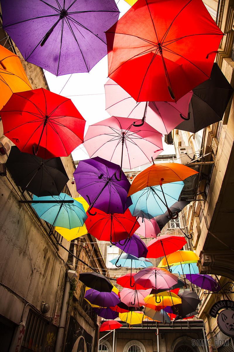 街頭彩色的雨傘背景圖片