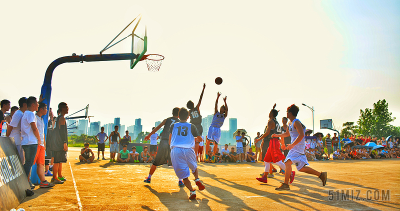 篮球场打球照片青少年图片