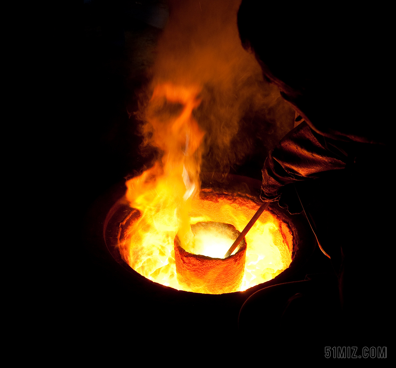 熔化的金属 坩埚 熔点 铸造 钢包 热业重 橙色 液体