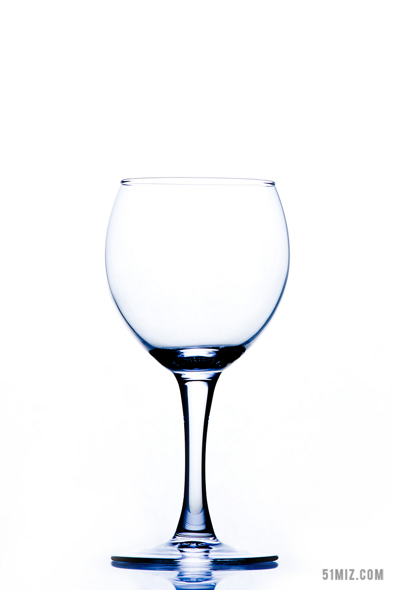 白色餐饮透明晶莹的玻璃杯餐饮餐具背景图片