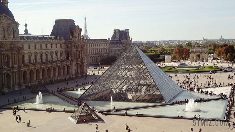 建筑巴黎透明的玻璃金字塔背景图片