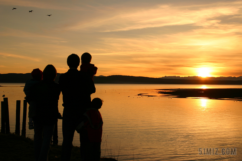 父亲节促销父亲节banner旅游唯美家庭一家人聚集在湖边看日落背景图片