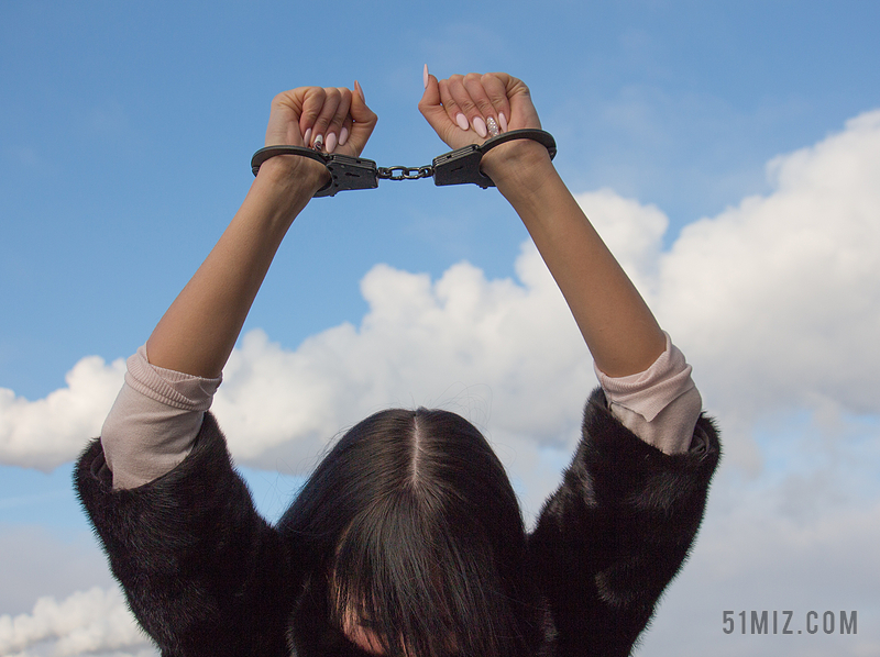 抓捕女嫌疑人戴手铐图片