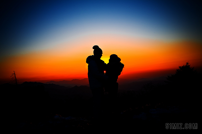 黃色婚慶唯美夕陽晚霞情侶剪影背景圖片