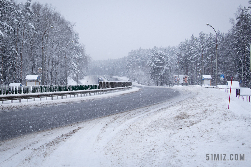 灰白公路朦胧下雪的山林和道路雪景马路自然背景图片