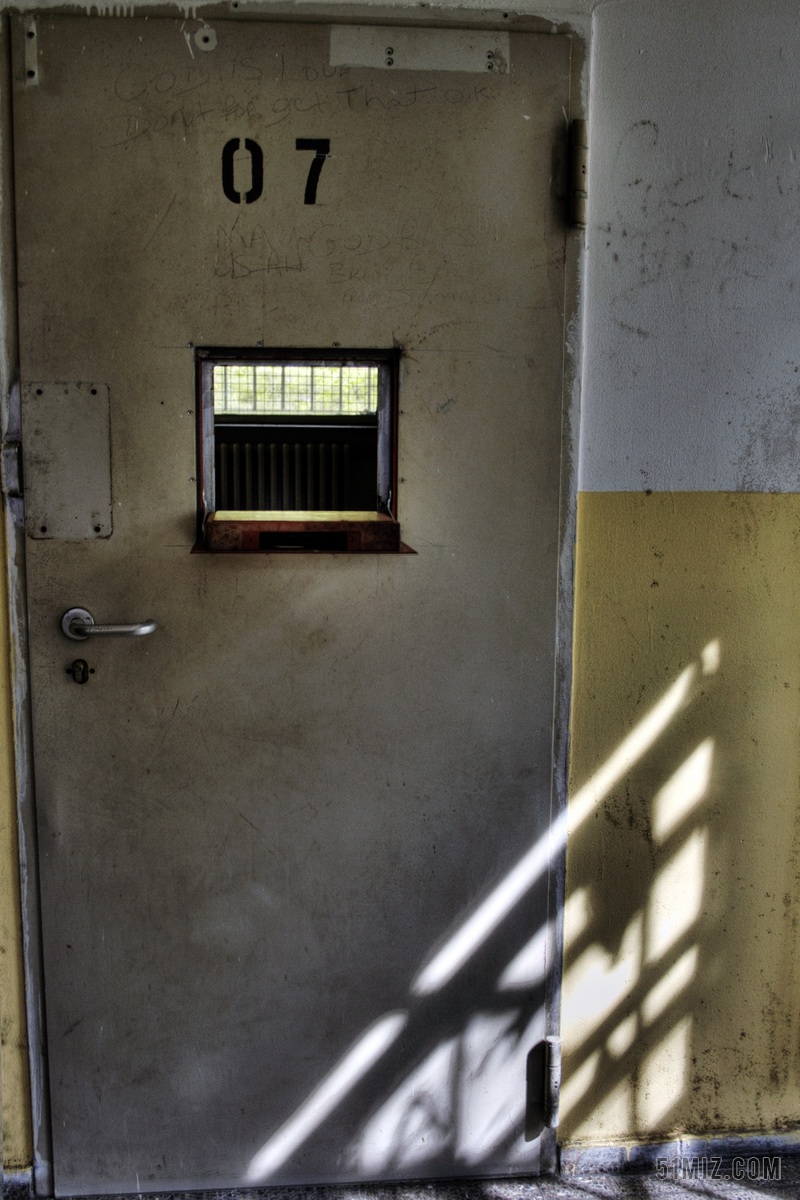监狱牢房门图片