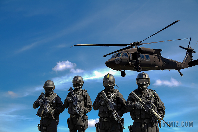 黑色直升机蓝天下军人警察户外演习背景图片