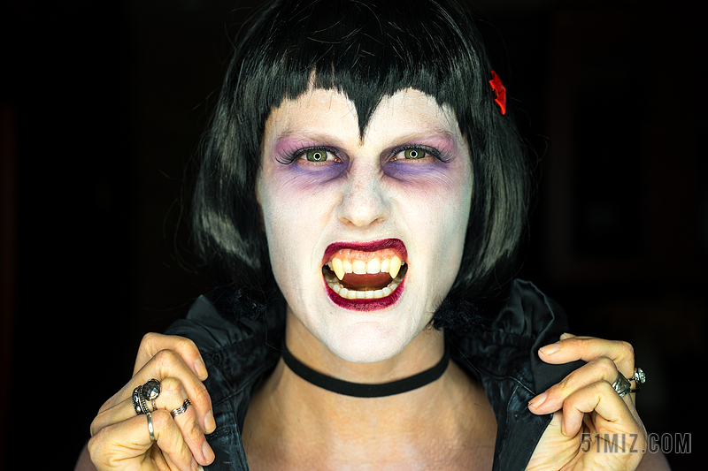 吸血鬼女性张开獠牙背景图片