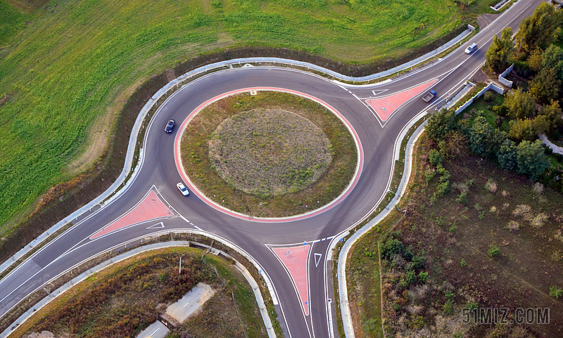 灰色广告现代风格环岛道路俯拍背景图片