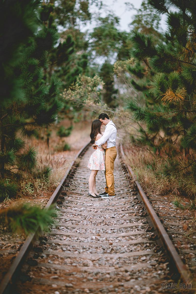 广告清新浪漫情侣在乡间铁轨上拥吻宣传背景图片