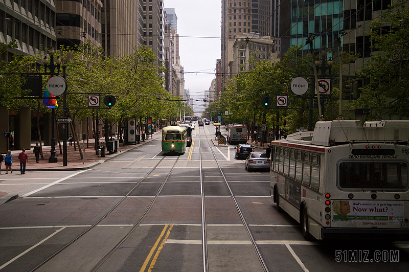 街景整潔高樓公交汽車行人等街景街拍城市背景圖片