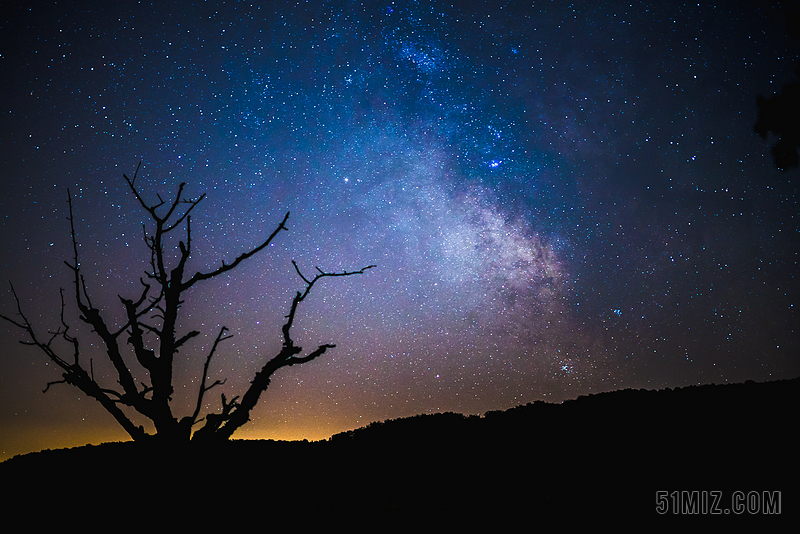 黑色旅遊唯美夜晚唯美自然的星空背景圖片