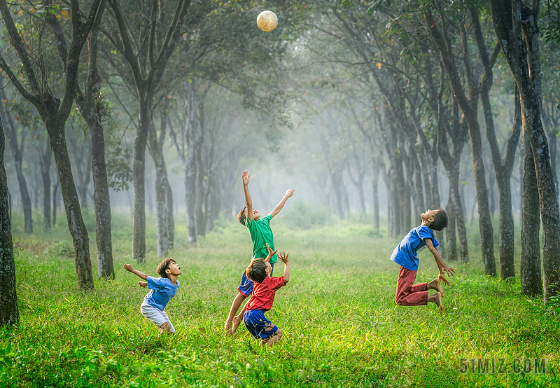几个小孩子儿童草地上开心玩球童年照片