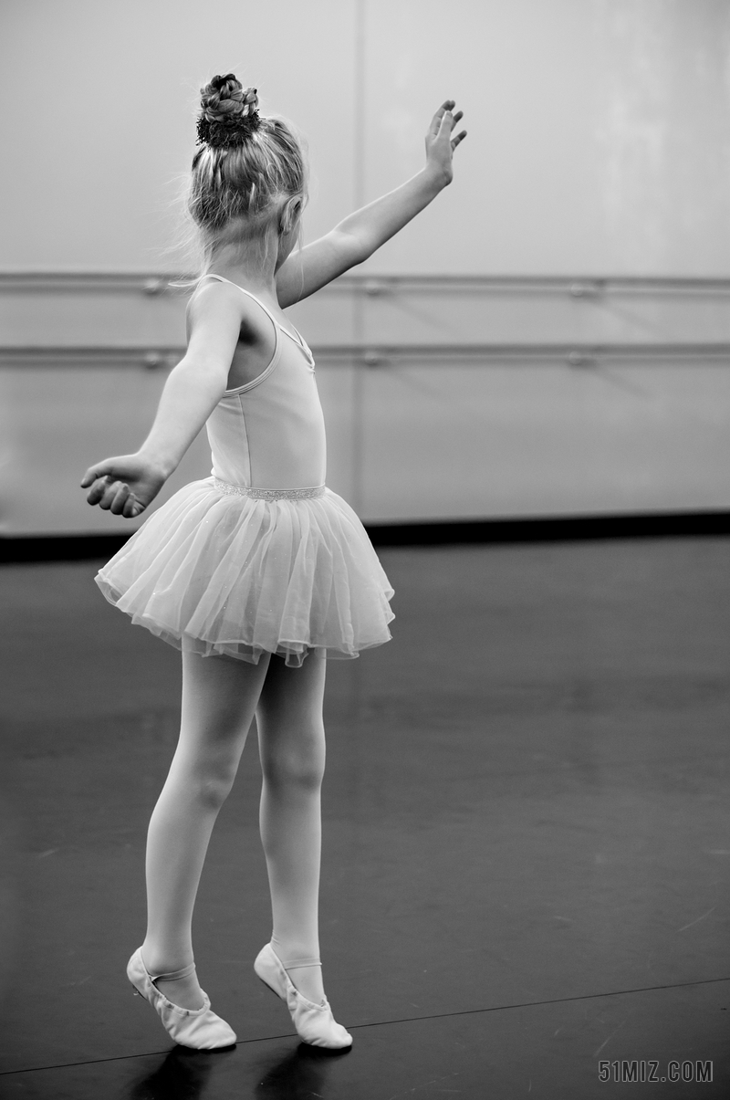 跳舞的小女孩恐怖图片