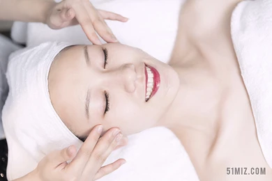 å¥³æ§ç¾å®¹ç¼é¨æ¤çå¾ç