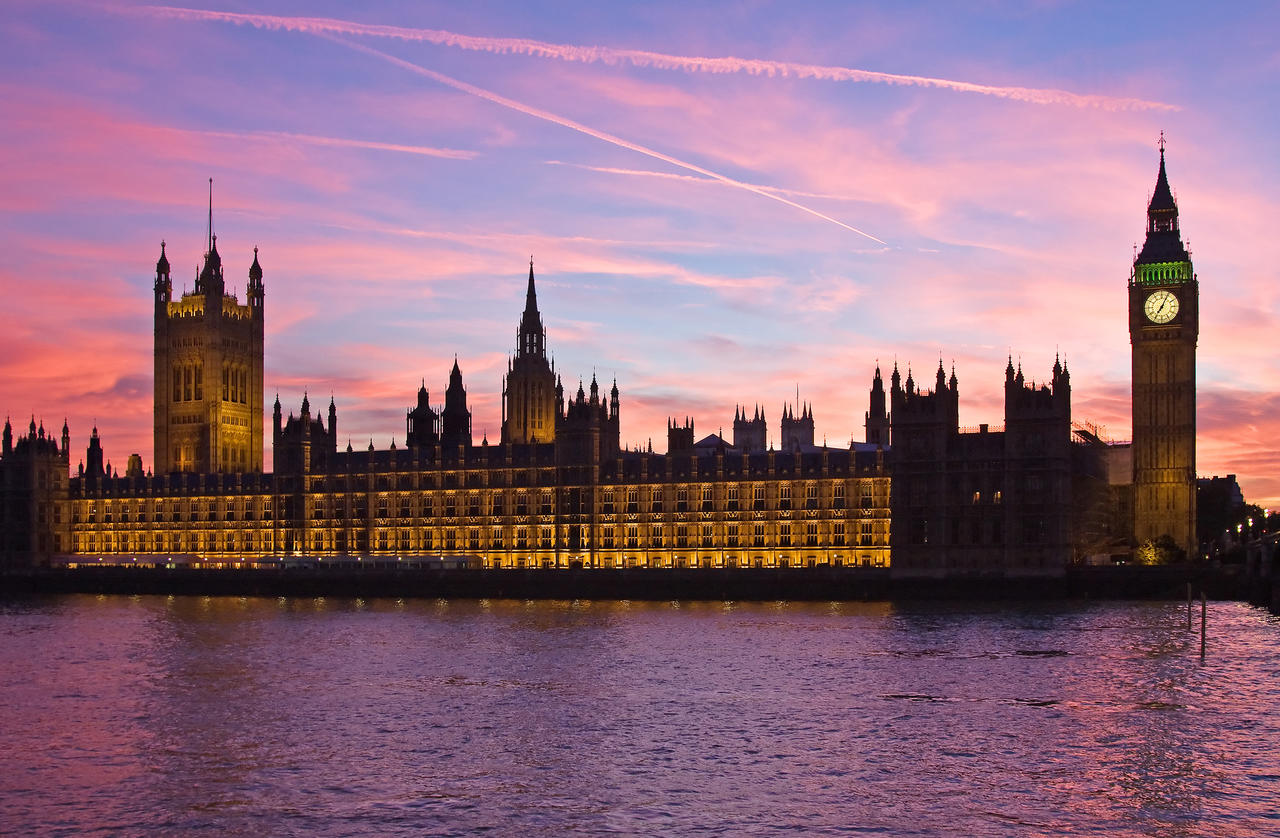 粉紫色梦幻世界著名国外建筑英国伦敦城市夜景夕阳下泰晤士河上的大本