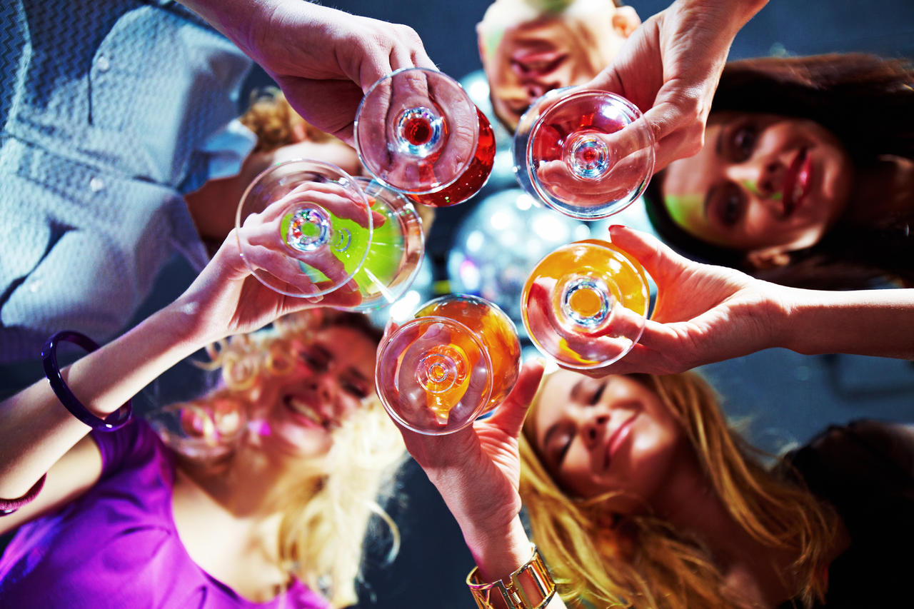快乐的朋友们在酒吧喝酒干杯-蓝牛仔影像-中国原创广告影像素材