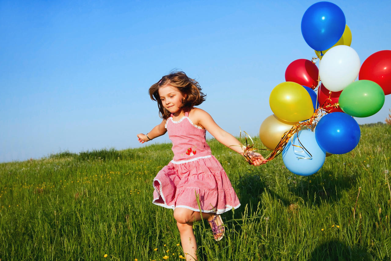 快乐的小女孩拿着气球奔跑幸福的人美好童年六一儿童节61儿童节